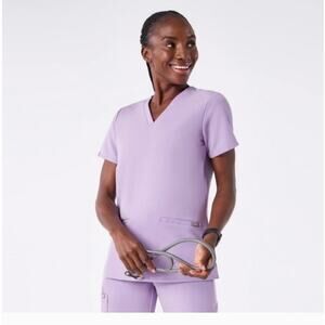 Figs Casma 3 Pocket Lavender Lilac 1X Scrub Top Short Sleeve